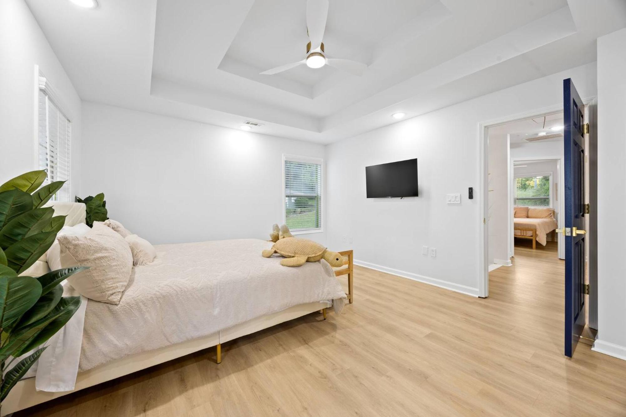 Boho Luxury| Ev Charger| Fenced Yard | King Beds