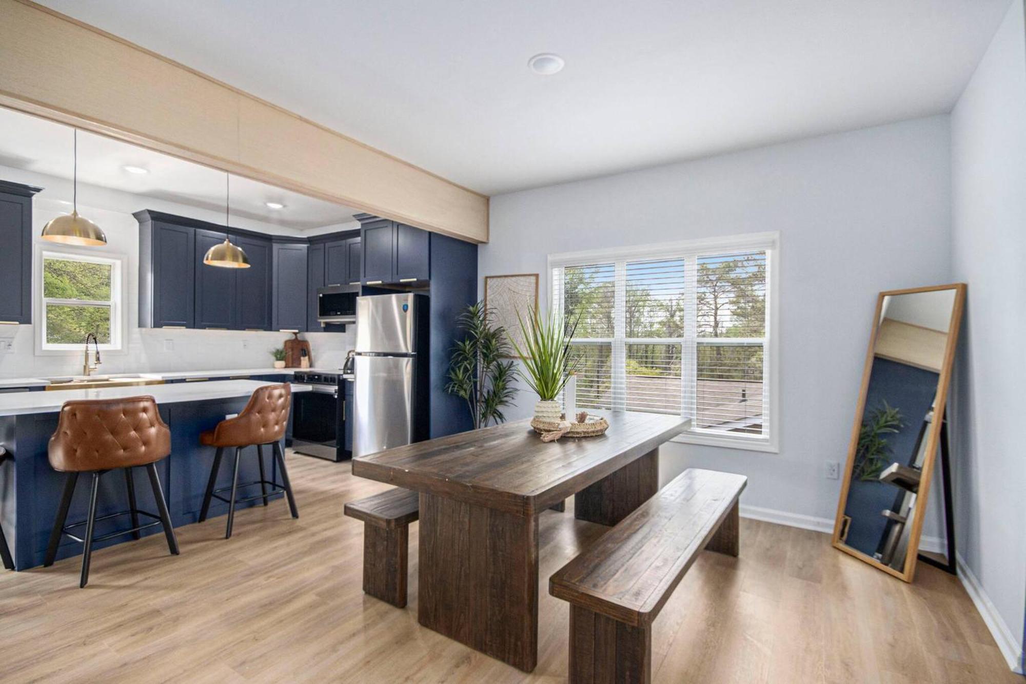 Boho Luxury| Ev Charger| Fenced Yard | King Beds Holiday home *