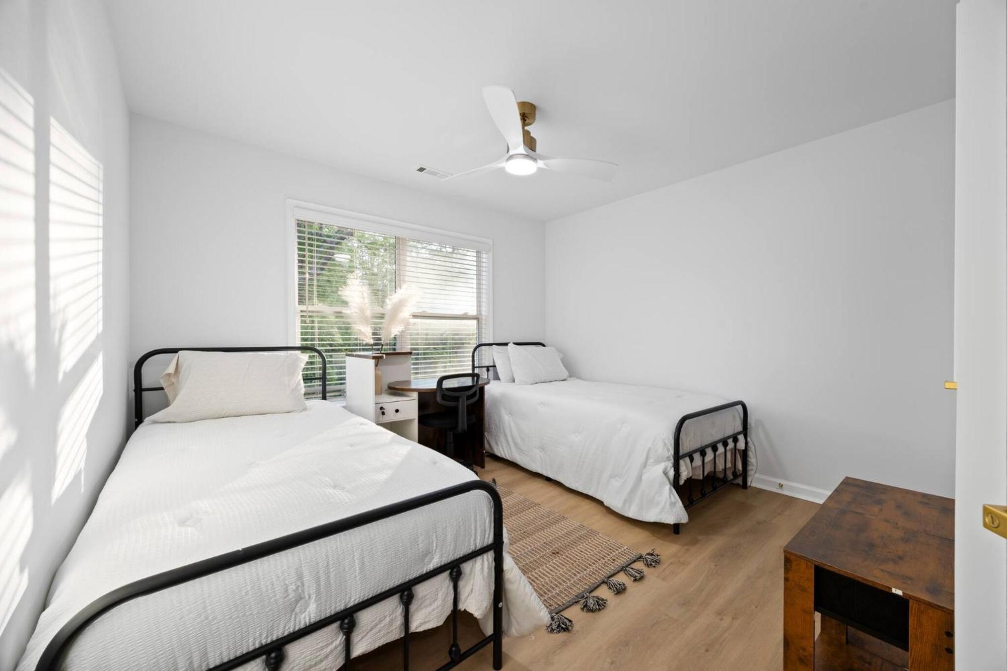Boho Luxury| Ev Charger| Fenced Yard | King Beds Holiday home *