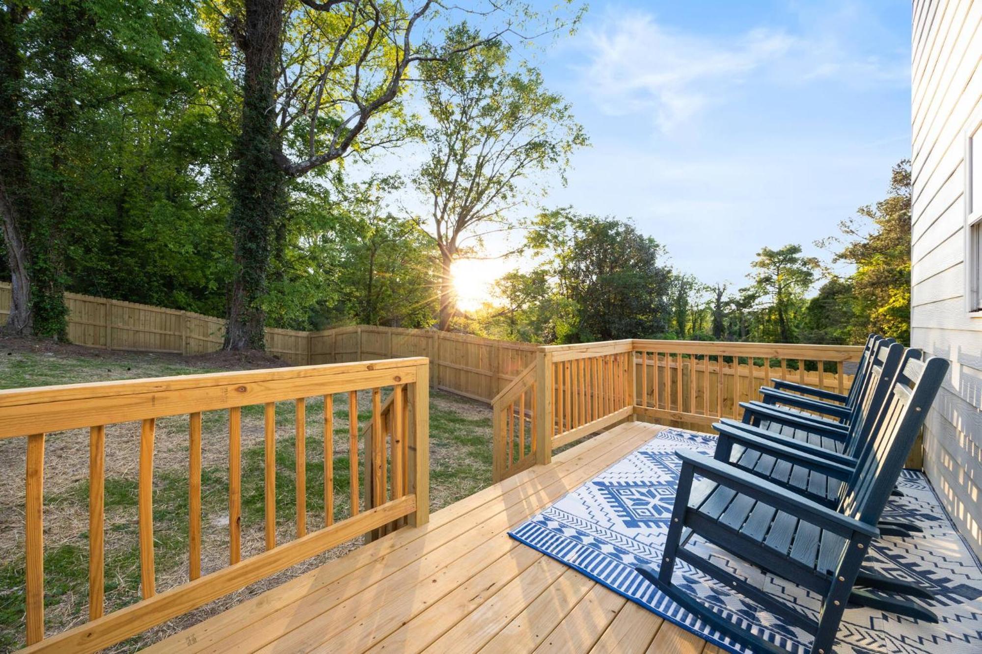 Boho Luxury| Ev Charger| Fenced Yard | King Beds Holiday home *