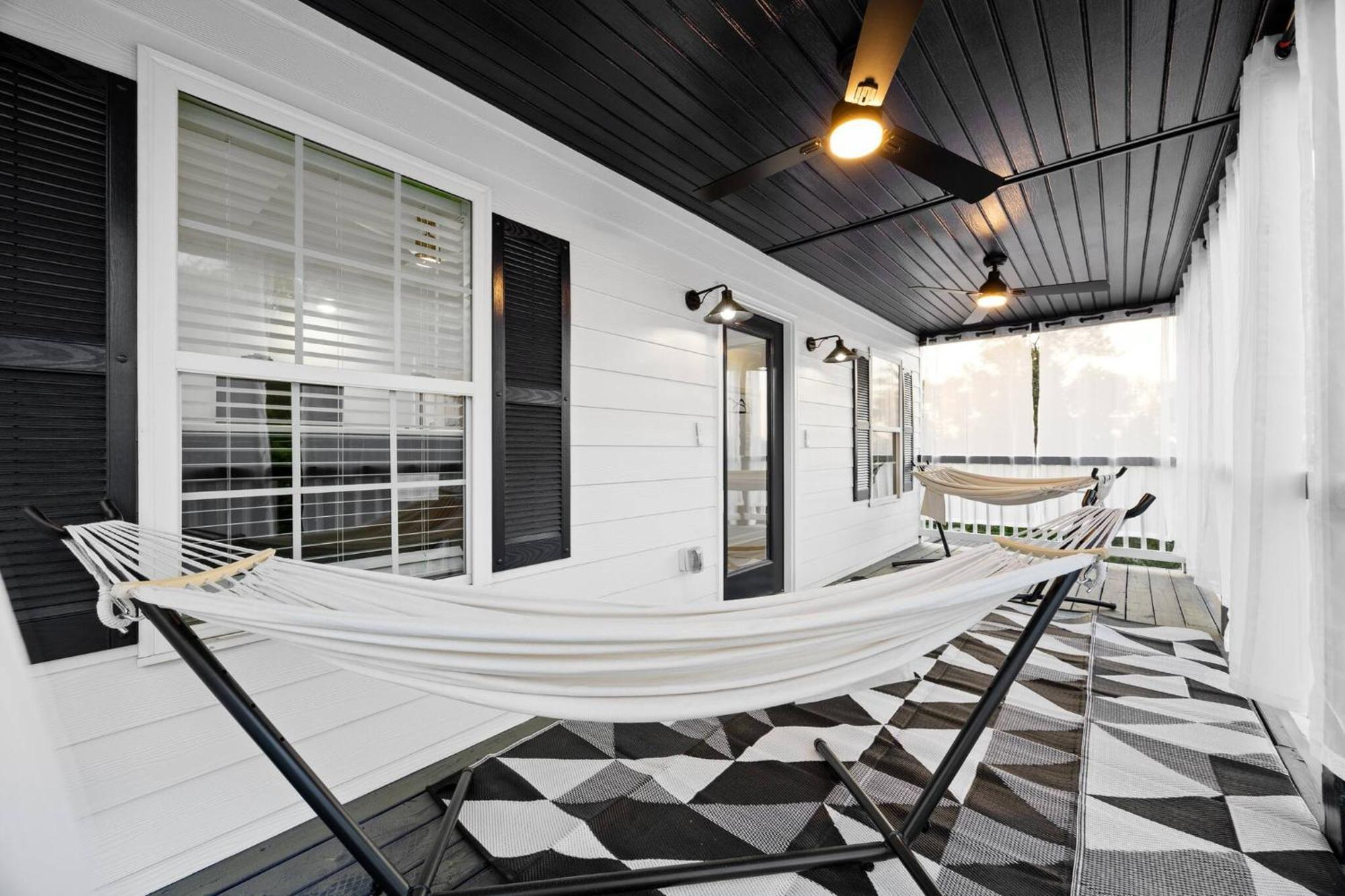 Boho Luxury| Ev Charger| Fenced Yard | King Beds Holiday home *